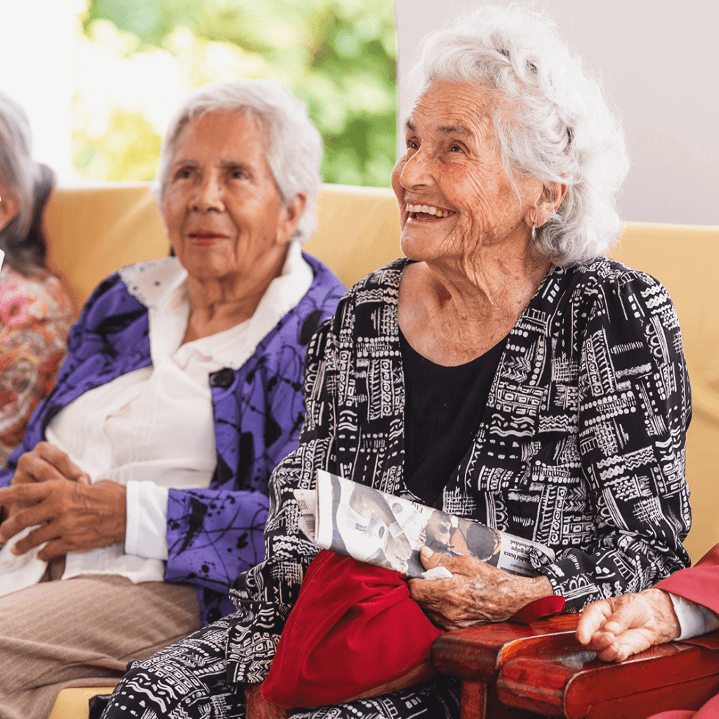 anciana feliz el roble