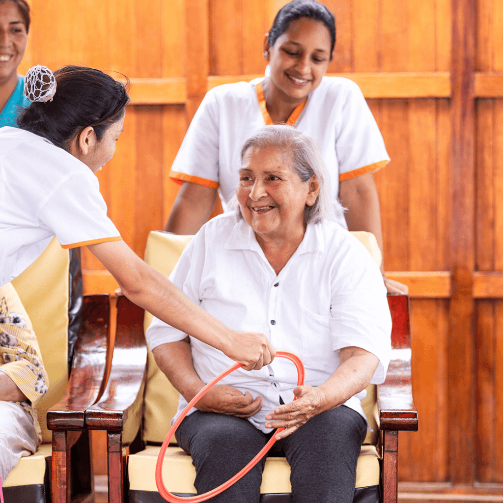 abuelita feliz jugando